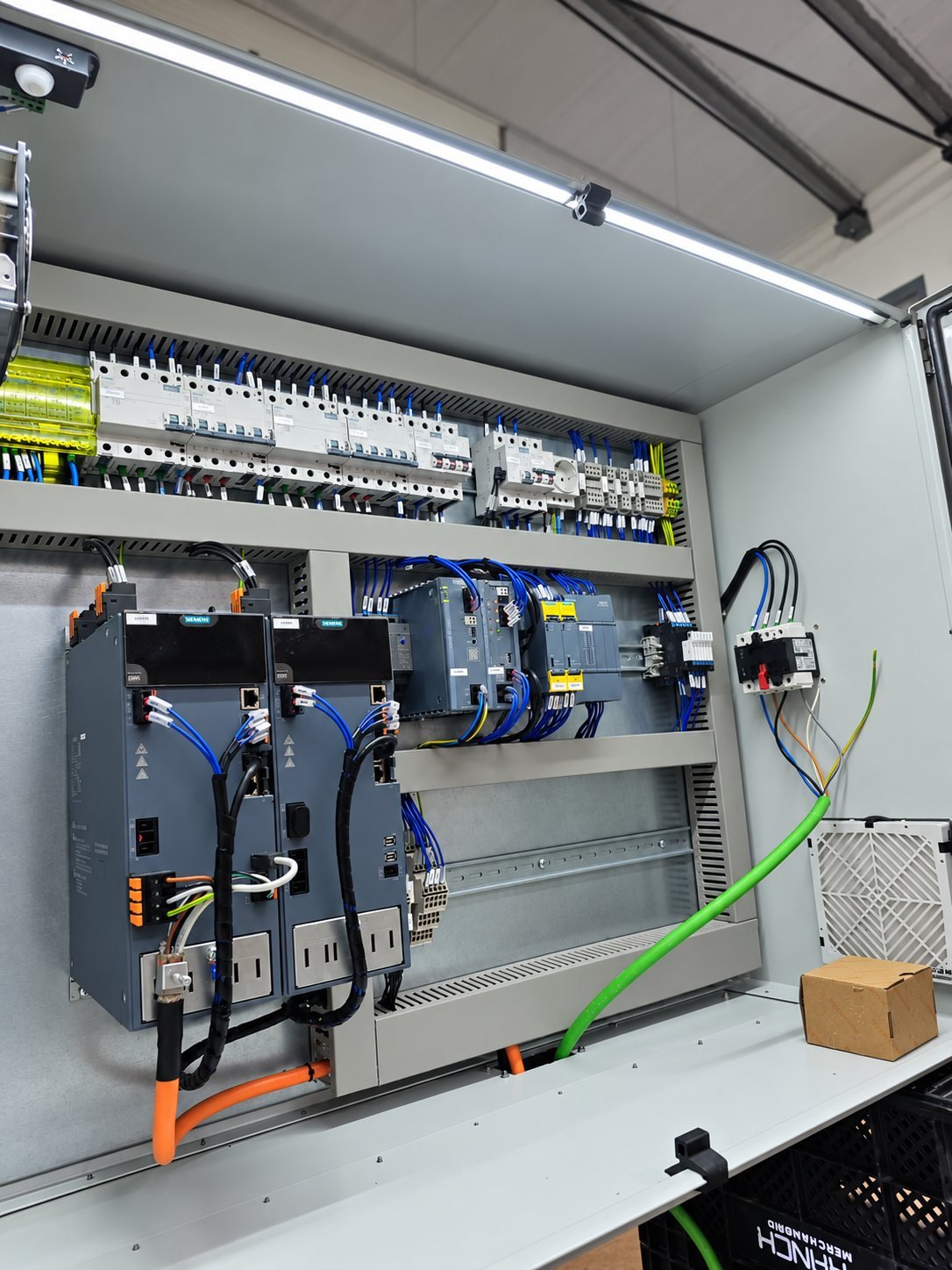 Interior de cuadro eléctrico con variadores y PLC